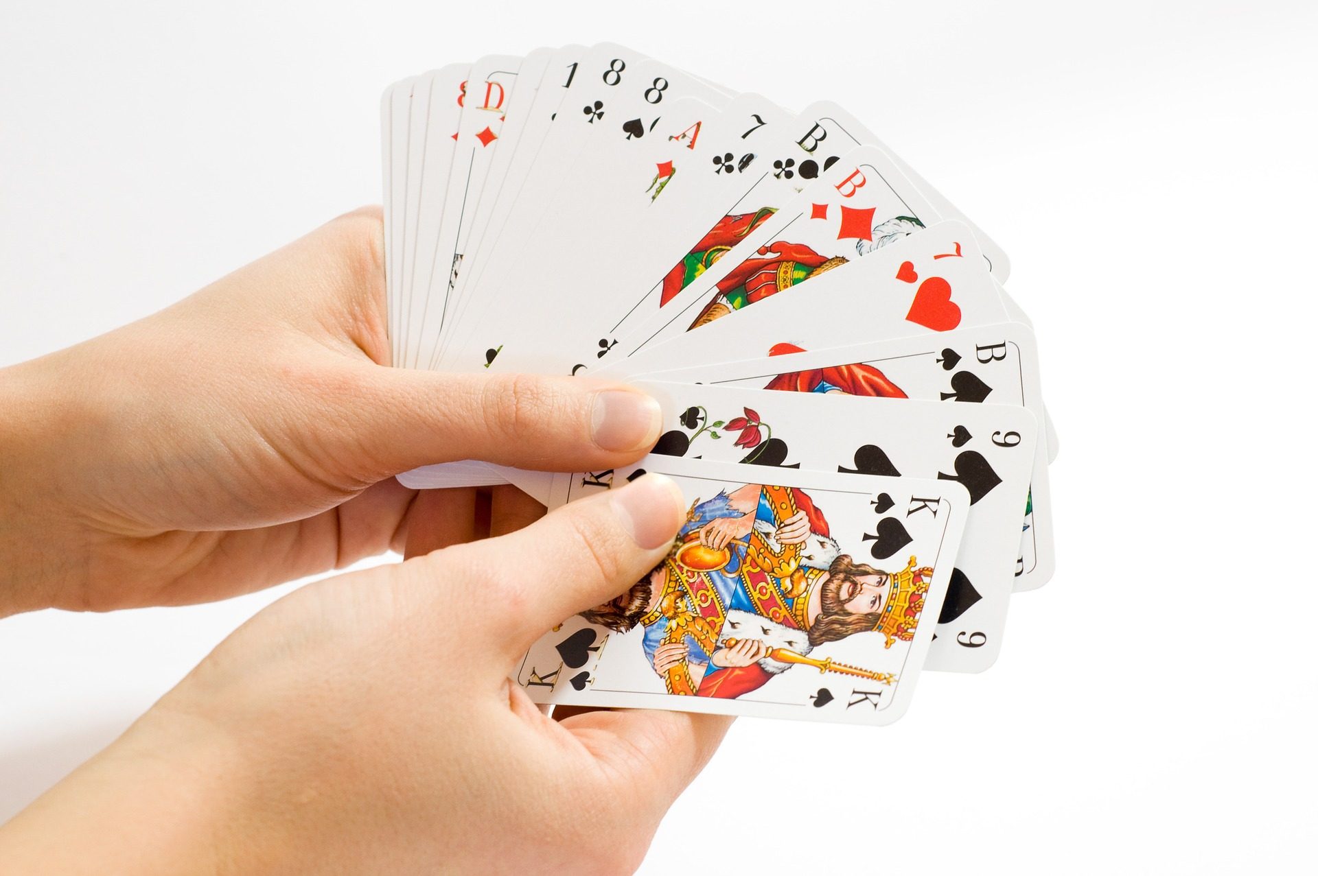 Eine Hand hält Spielkarten